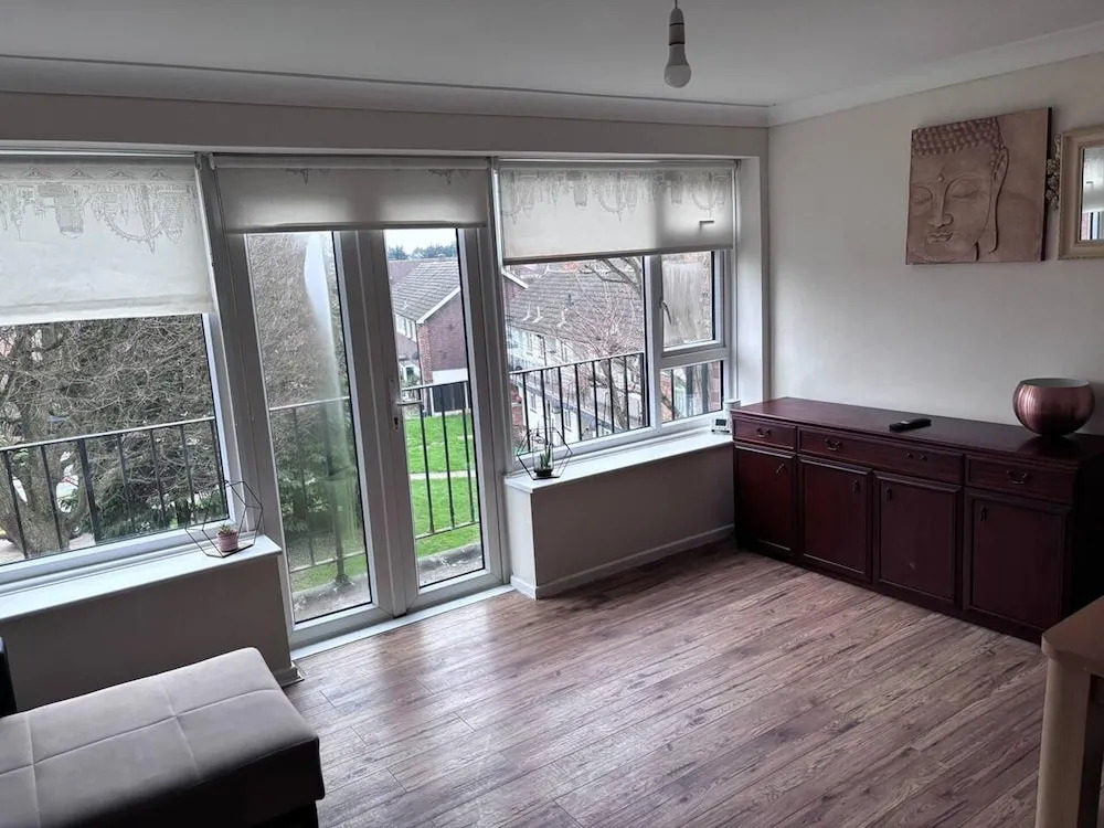 Spacious 2-bed Apartment in Hornchurch