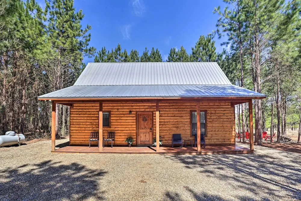 'the Breeze' - Broken Bow Cabin w/ Hot Tub & Deck!