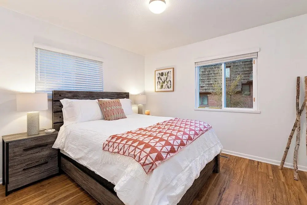 Orchard Flats Perfect Group Stay w/ Yard and BBQ