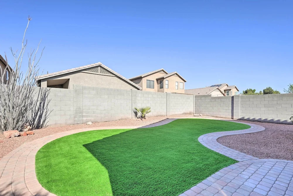 Sunlit Peoria Gem w/ Yard: Hike, Golf & Explore