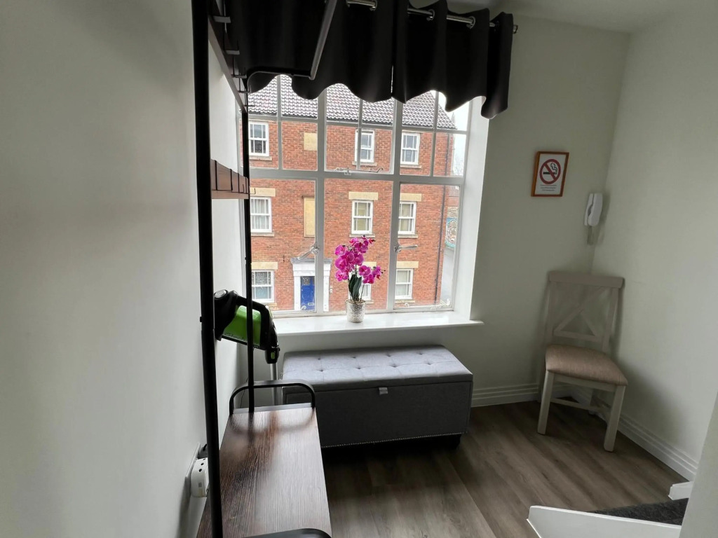 Delightful 1 bedroom Split-Level Apt in Glastonbury Town Centre