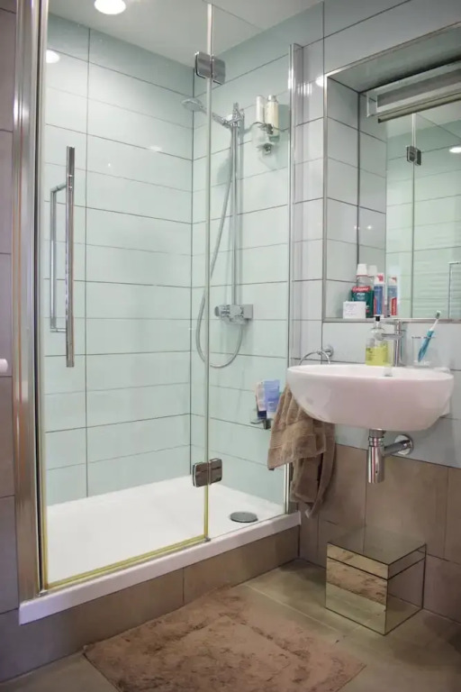 Spacious 2 Bedroom Penthouse in Islington
