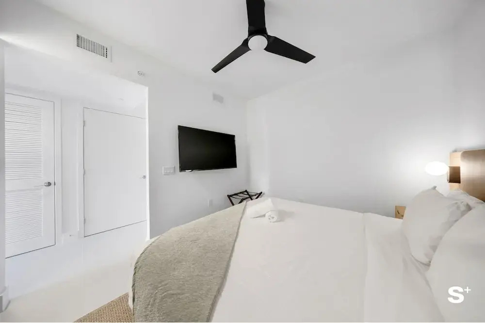 Luxe 1-BR with Stunning Downtown Views
