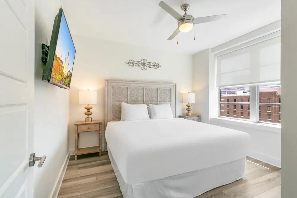 Luxury 4 bedroom Condo Short Walk to Bourbon Street