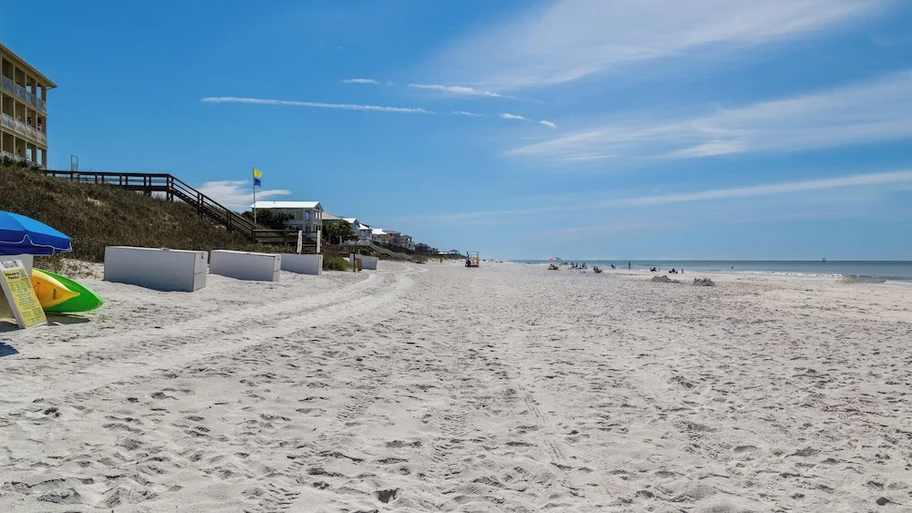 Bright and Modern - Down the Street to the Beach