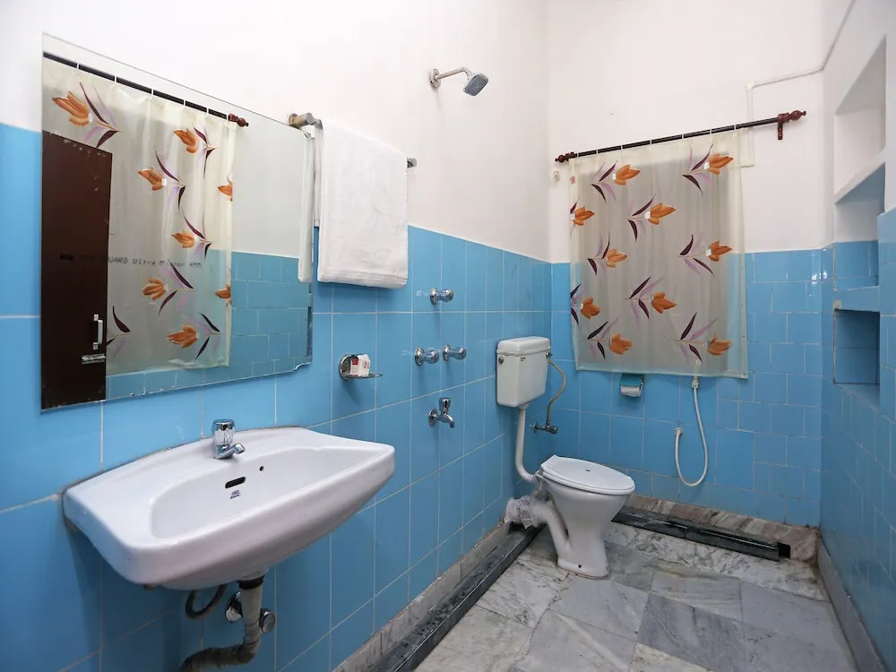 OYO 9001 Hotel East West