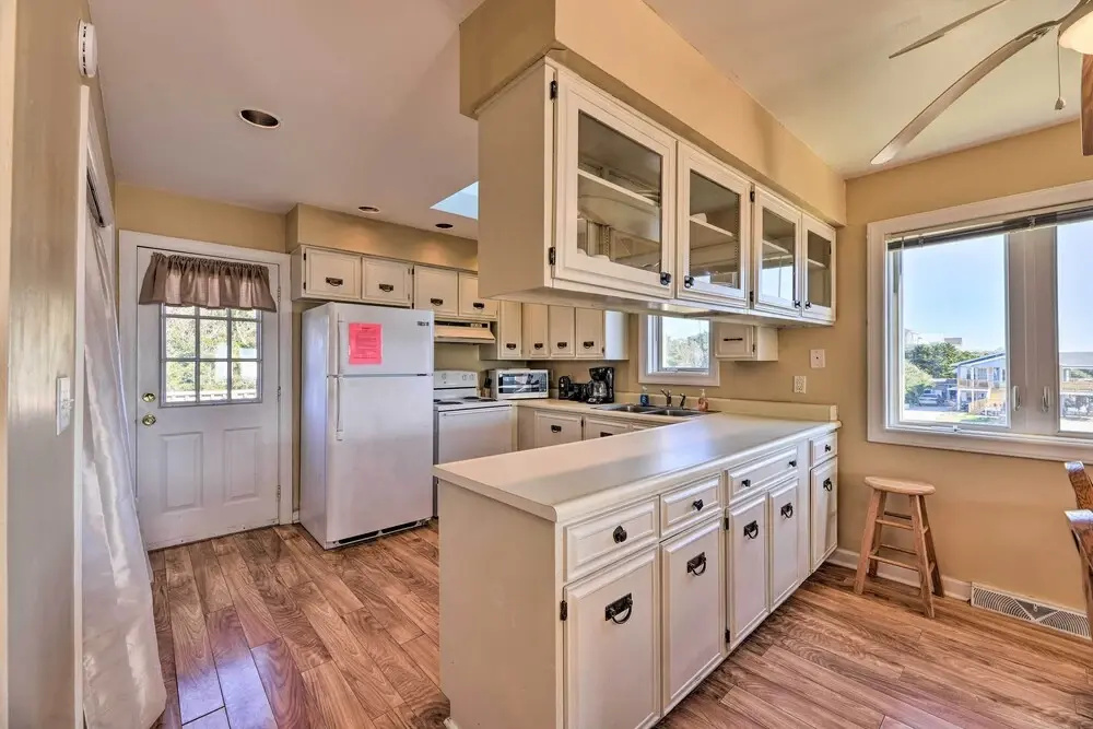 'east of the Sun' Beachside Apartment w/ Deck!
