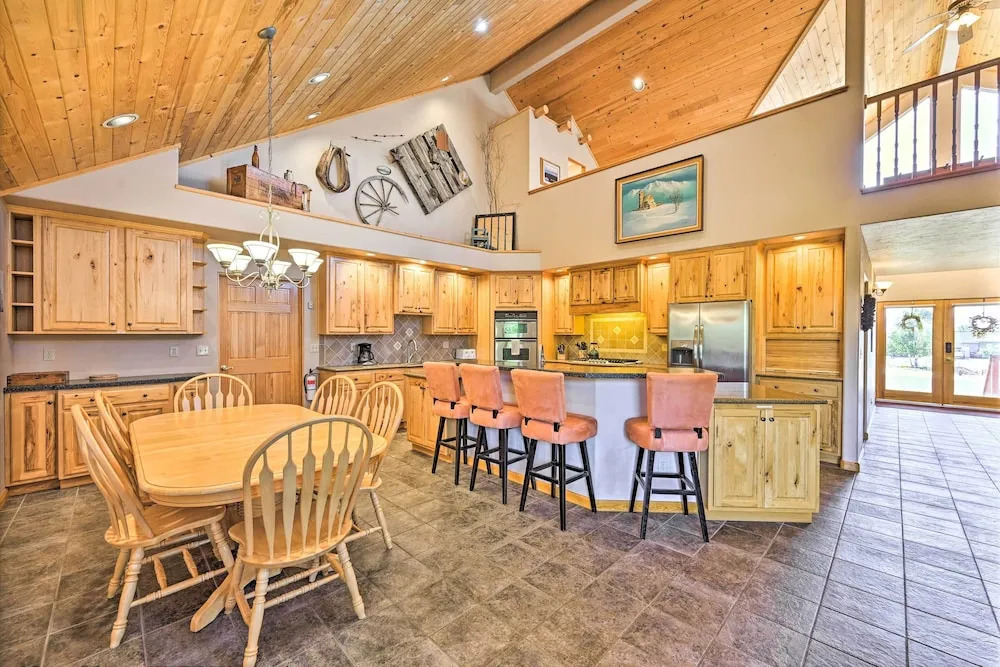 Charming, Spacious & Pet-friendly Buena Vista Home