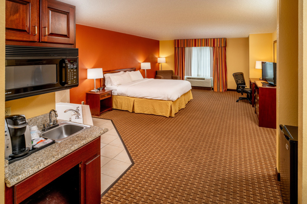 Holiday Inn Express and Suites Hazard by IHG