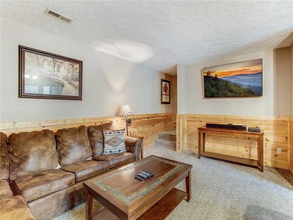 Mountain Elegance 2 Bedroom Home with Hot Tub