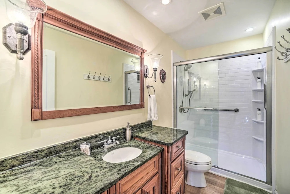 Family-friendly Retreat w/ Hot Tub: 1 Mi to Dtwn
