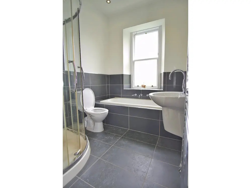 Spacious, Bright, Festival Flat for 6 at Meadows