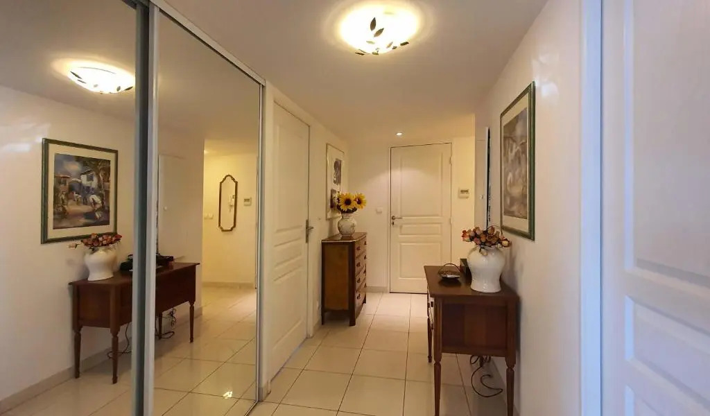 Spacious Luxury apt, 12 min walk to Croisette beach and Conf Centre