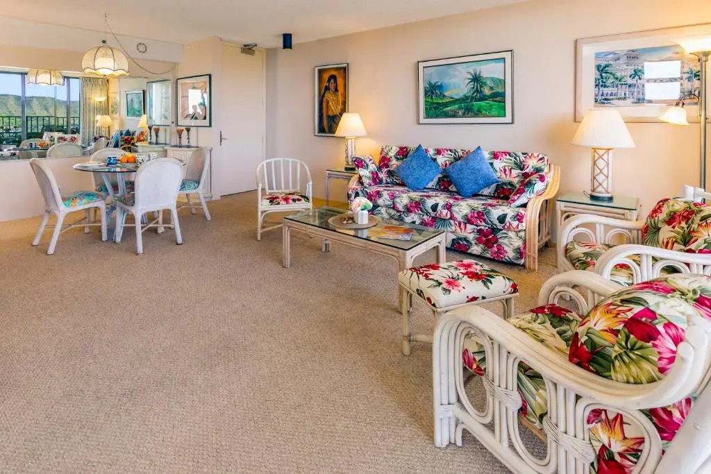 Fabulous Diamond Head and Ocean Views 33rd Floor - Parking, WiFi - Close to Beach