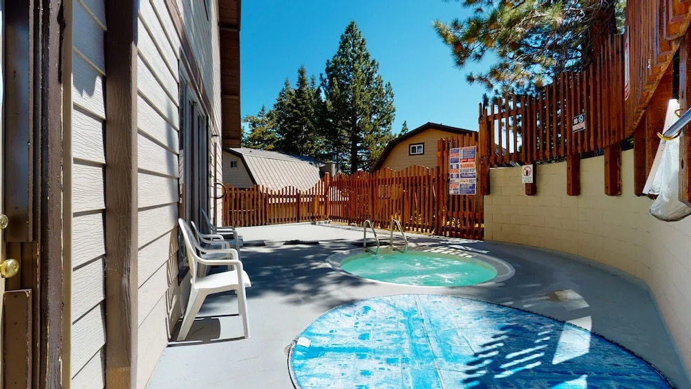 Mammoth View Villas 40 Walk to The Village Gondola, Private Grill and Washer Dryer by RedAwning