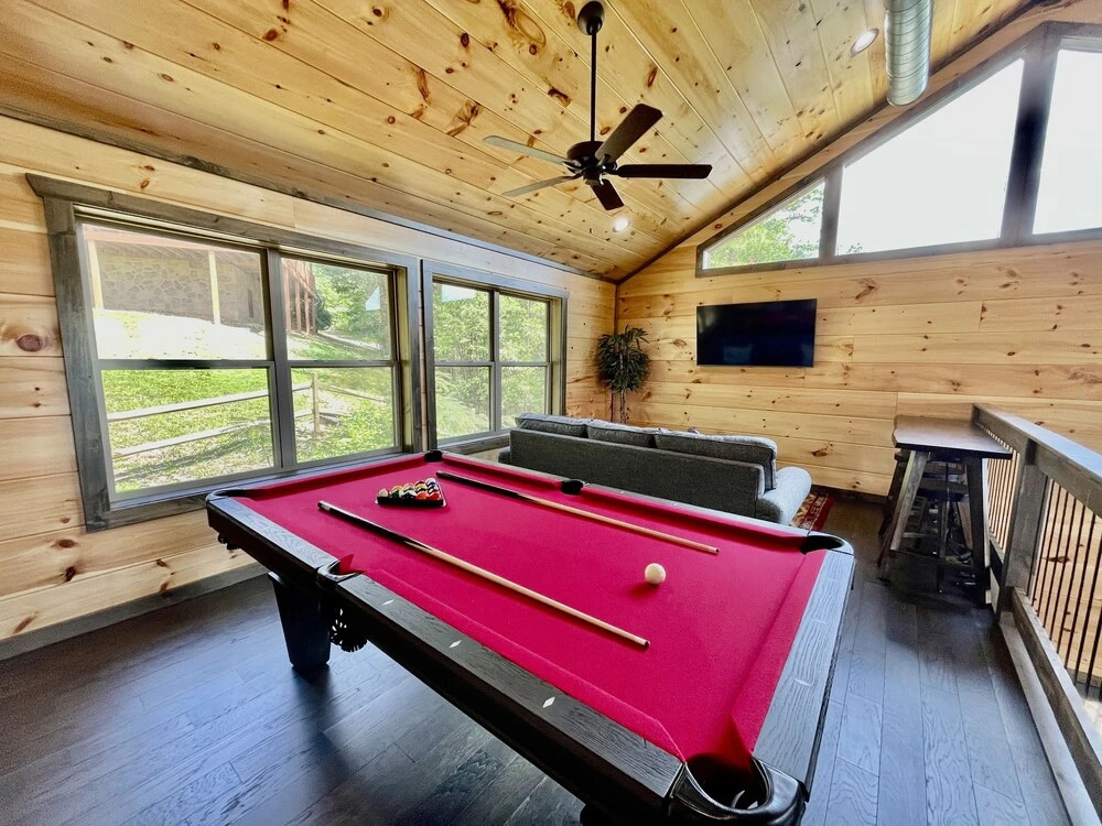 Bearly Behaving 2 Bedroom Cabin by RedAwning