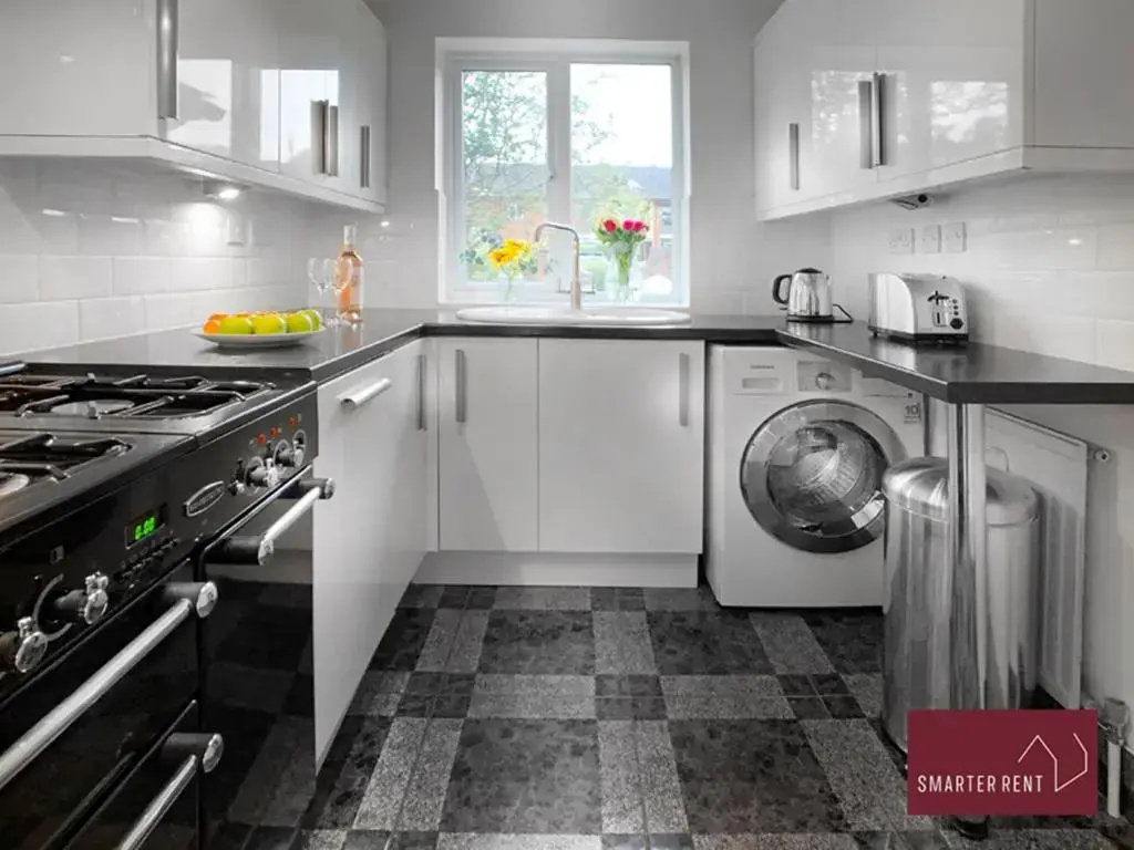 Farnborough - Peel Court - 2 Bed Parking & Garden