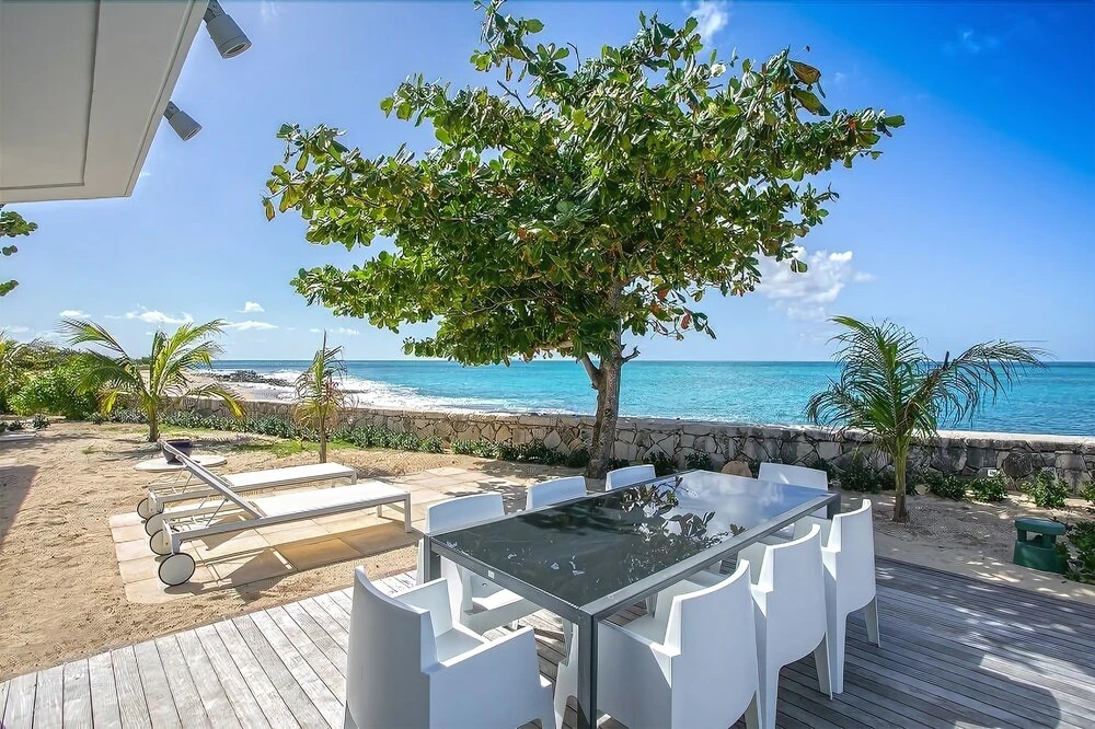 Beachfront Bliss, Pool, AC, Free Wifi, Concierge, Exclusive Terres Basses Location