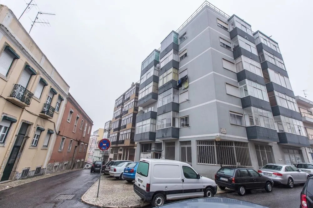 Light Filled Apartment + Free Pick-Up, By TimeCooler