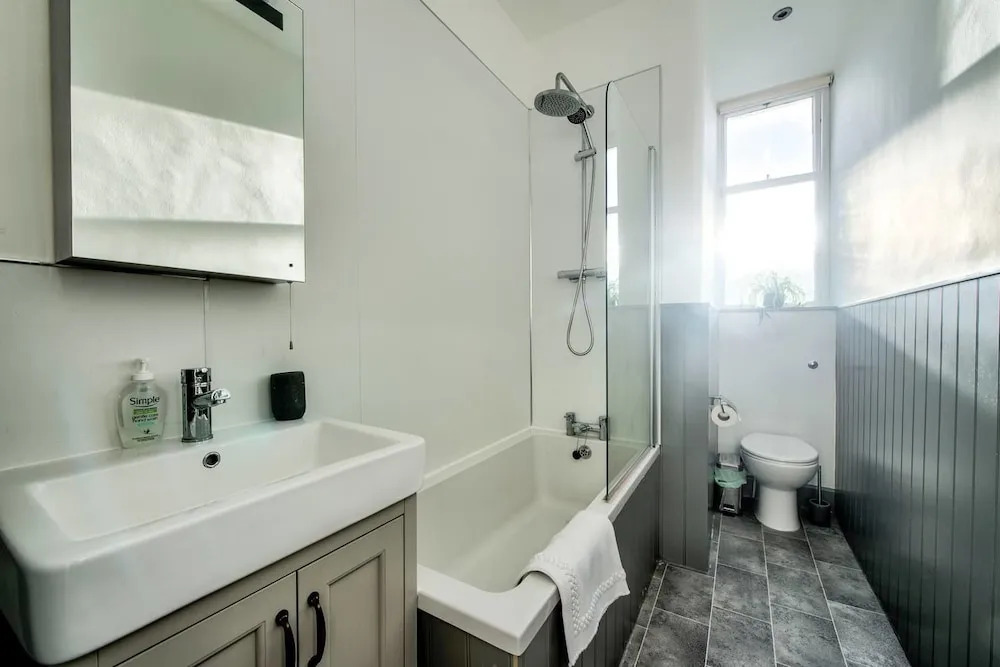 Homely 2 Bedroom Apartment Close To City Centre