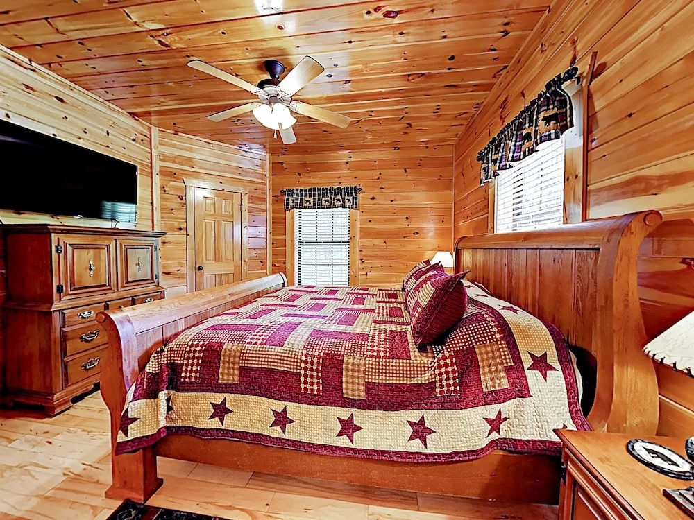 Peaceful Serenity W/ Private Hot Tub & Game Room 4 Bedroom Cabin