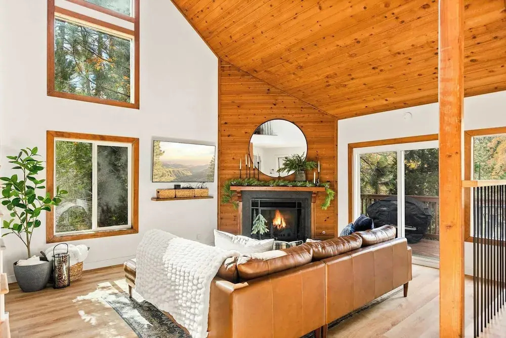The Fancy Fox Stunning 4 BR Retreat, Min to Lake