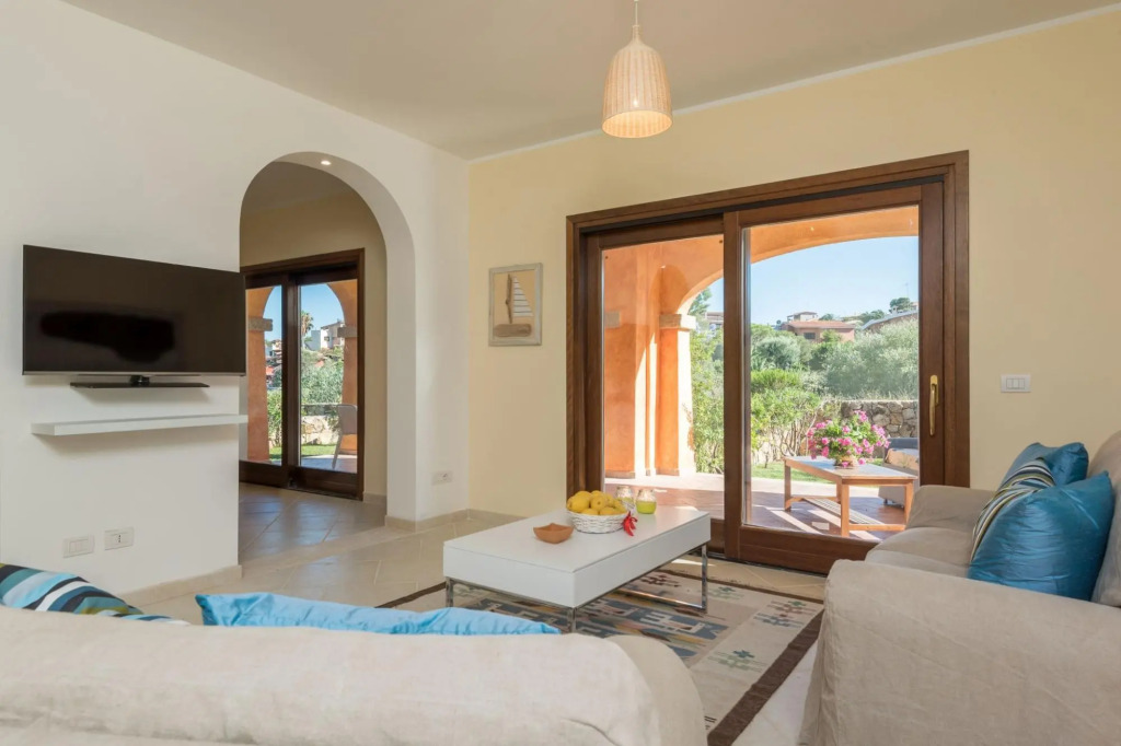 It consists of 4 bedrooms (1 double and one with twin beds, 1 double with also a single bed, one dou-PERLACEA 16