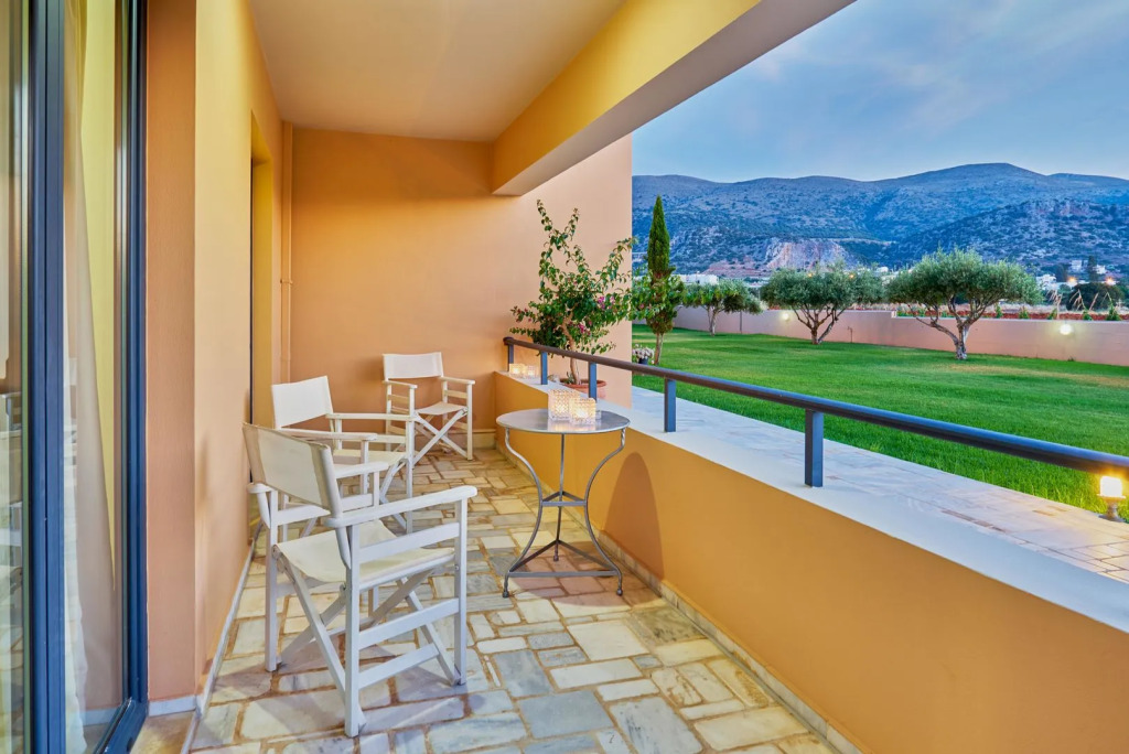 Golden Bay Apartments-Garden Haven