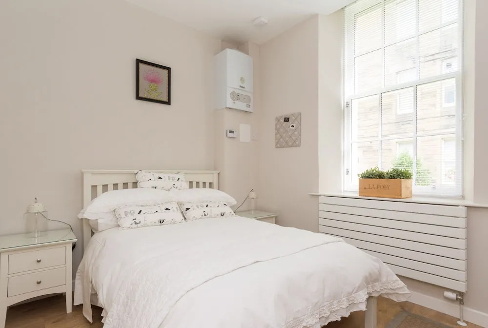 402 Dean Park Mews Apartment