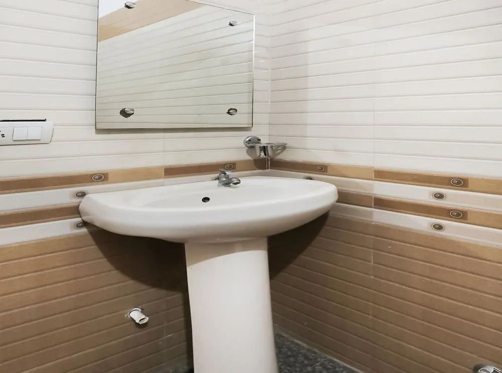 Capital O 38771 Hotel J7 International