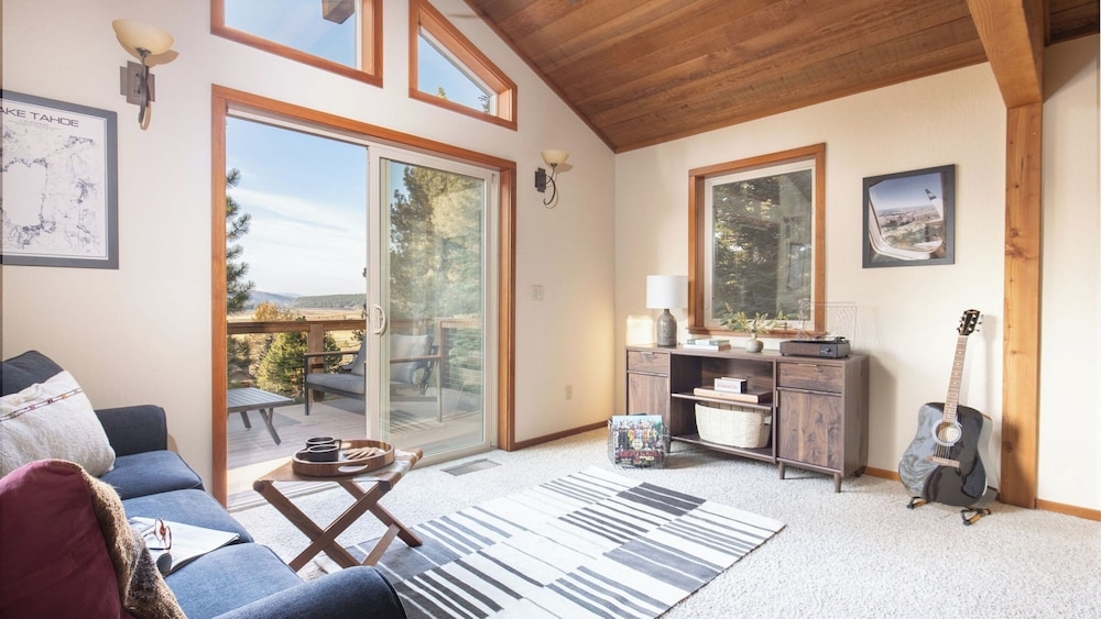 Redwood by Avantstay Secluded Cabin w/ Views & Spa 5mins to Northstar!