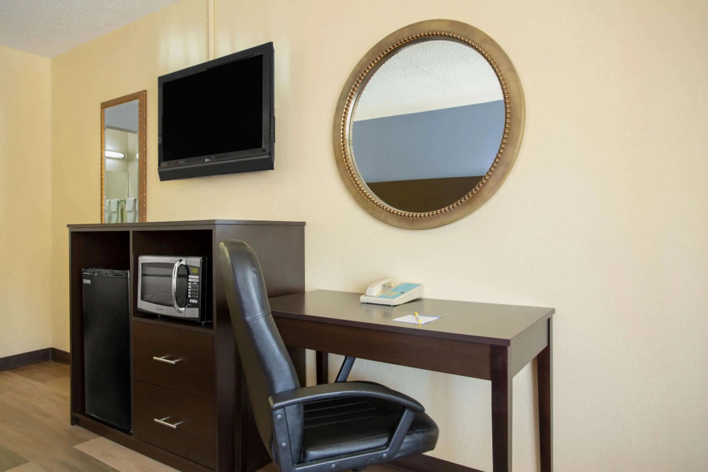 Days Inn by Wyndham Greensboro Airport