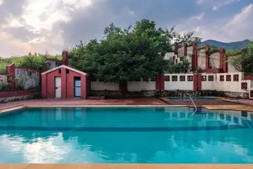 Villa Dazzle by StayVista - Unwind in a Mountain-City View Villa with a Terrace Pool