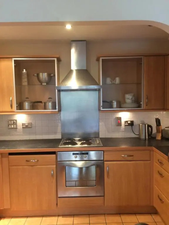 Central Reading Canal Side Apartment sleeps 4 with Parking