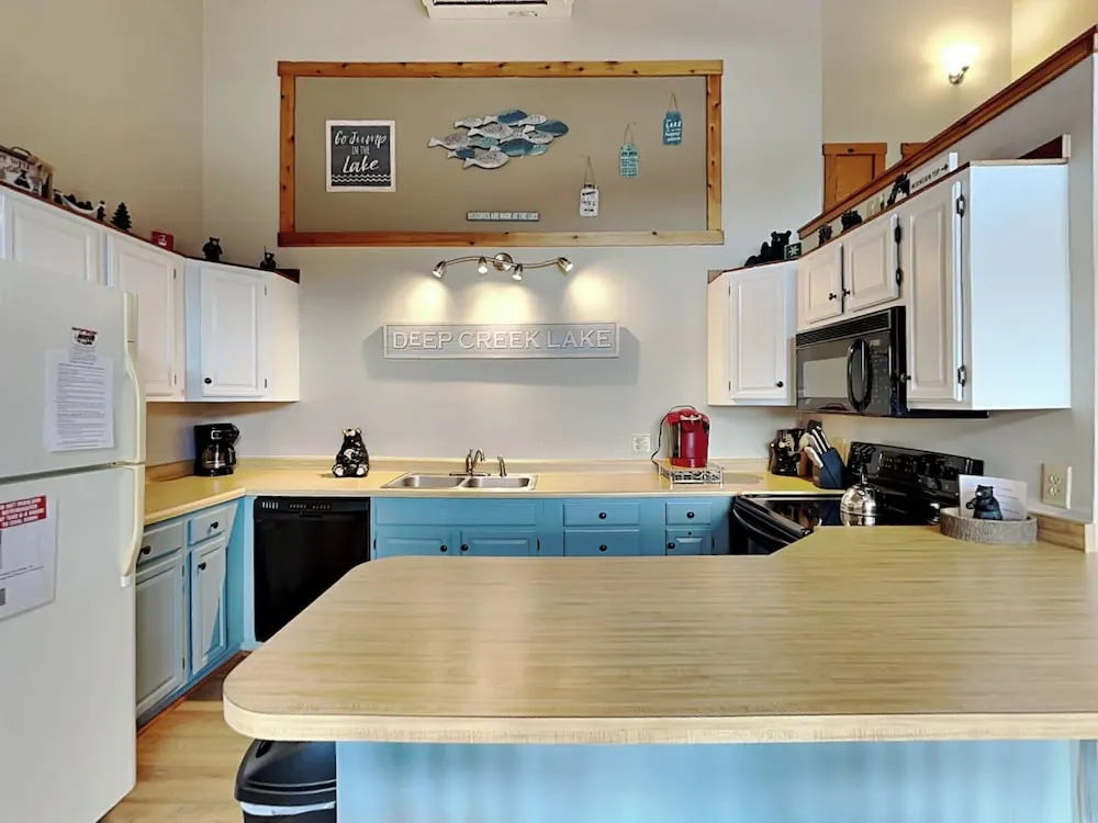 Sunplace 30 by Taylor Made Deep Creek