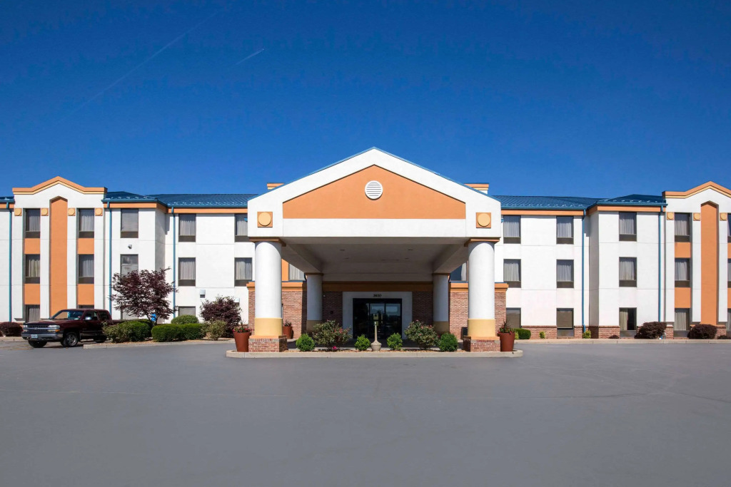 Quality Inn and Suites Arnold - St Louis
