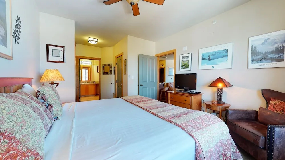 Juniper Springs Lodge 539 Deluxe Condo Great Complex Amenities near Ski-In Ski-Out by RedAwning
