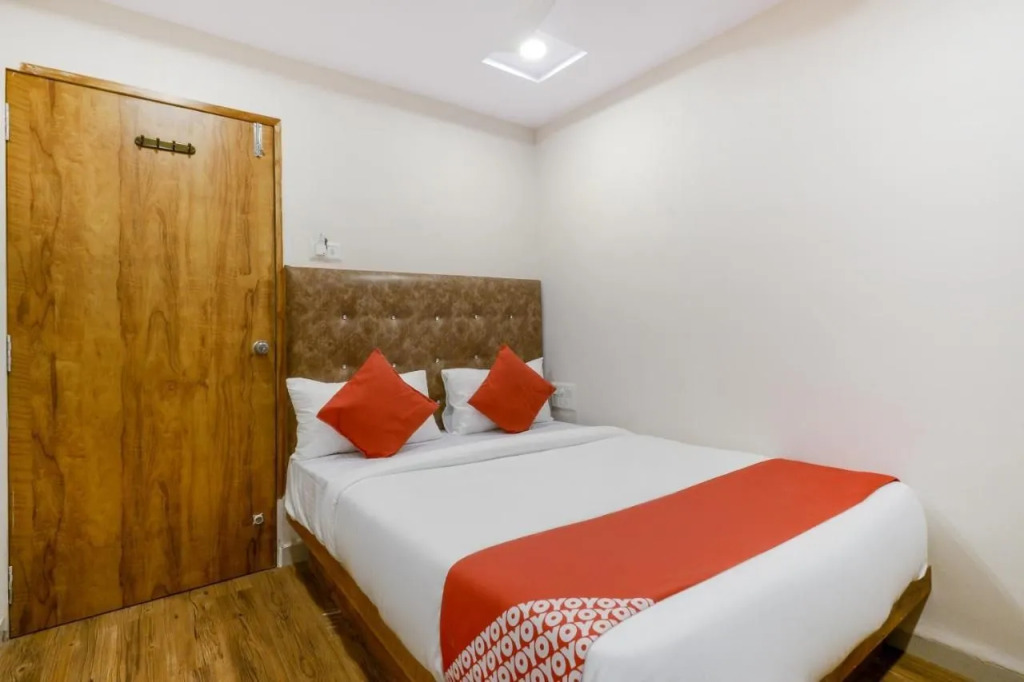 OYO 70998 Hotel Safari Inn