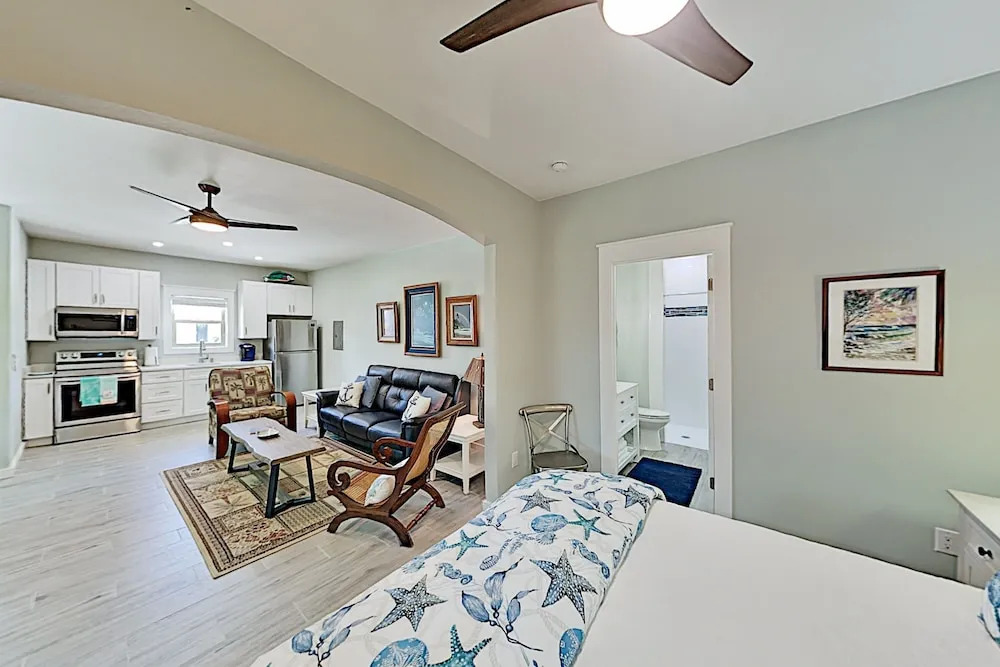Walk To Beach! Updated Hideaway W/ New Kitchen 1 Bedroom Apts