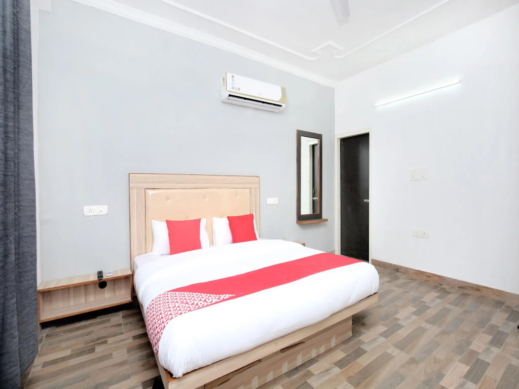 OYO 15143 Hotel Redstone