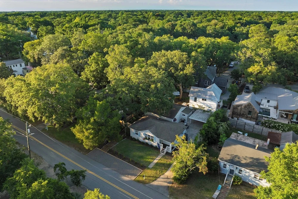 The Powder Cottage by Avantstay Heart of Old Mt. Pleasant Near Sullivans