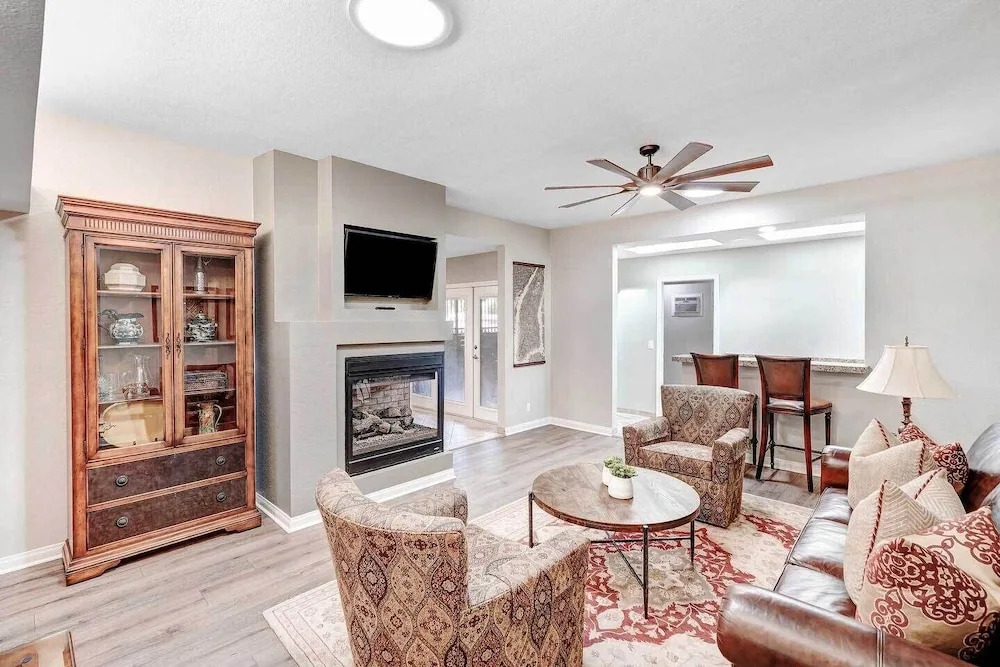 S Palm Desert Condo: Resort Pools & Mtn Views
