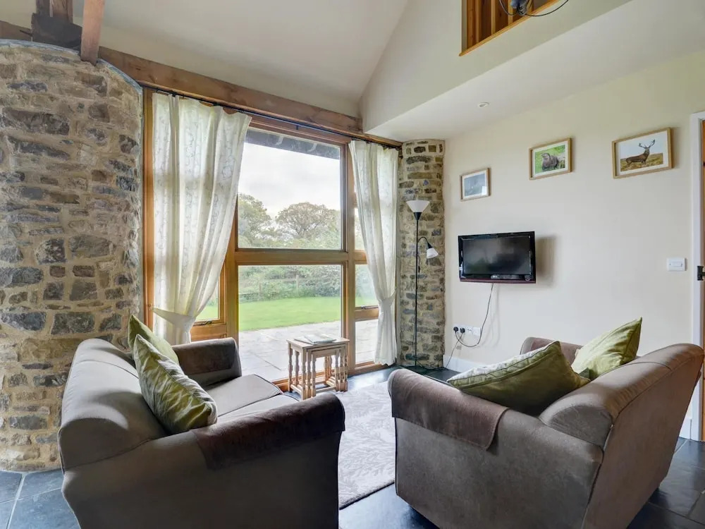 Large, Modern Farmhouse in Umberleigh, With Heigh Ceilings and Beautiful Terrace