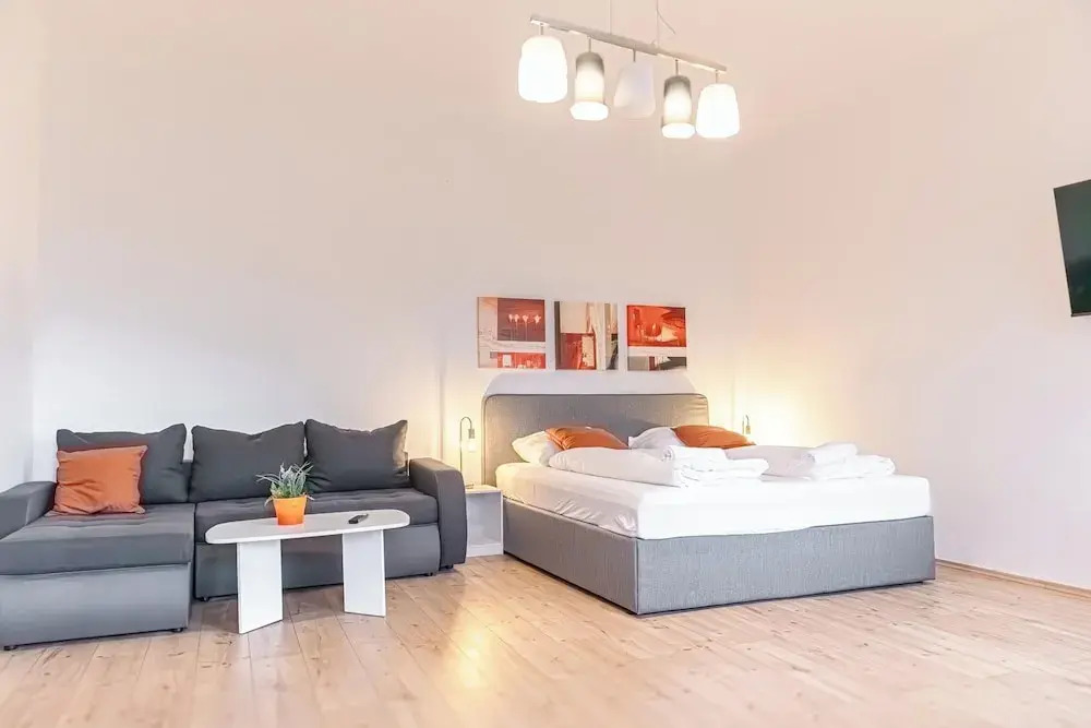 Quick Center Access 2BR Apt For Groups