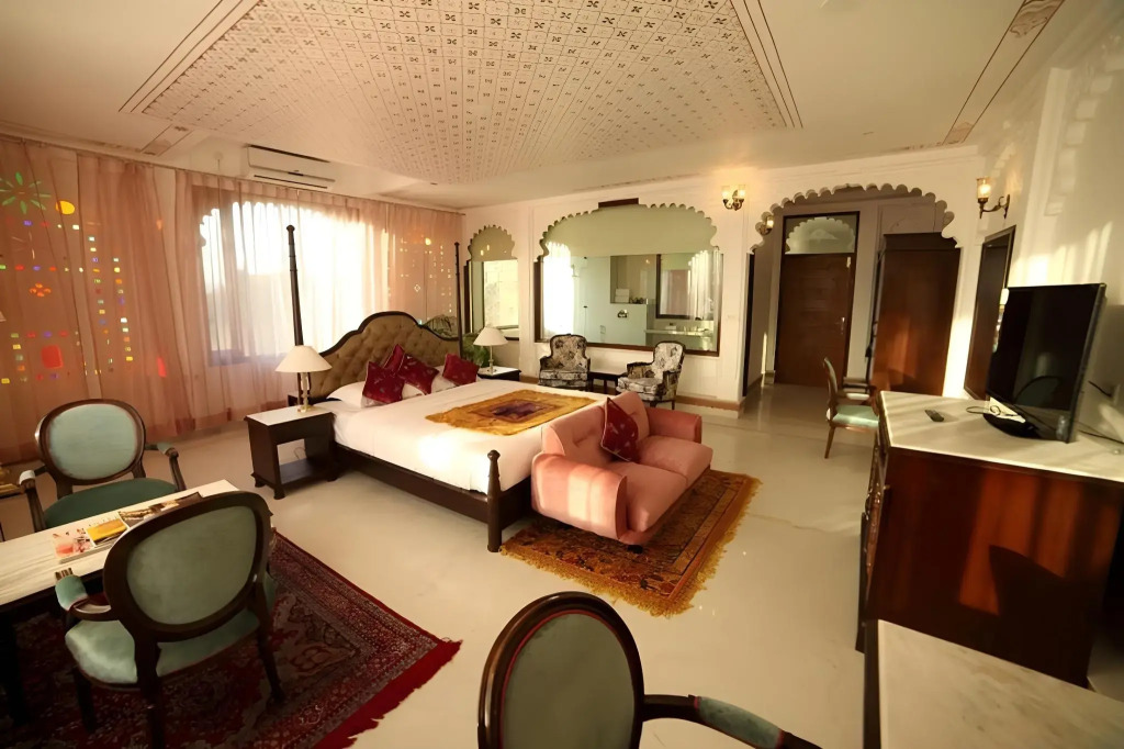 Raj Kuber - A Boutique Lake View Hotel