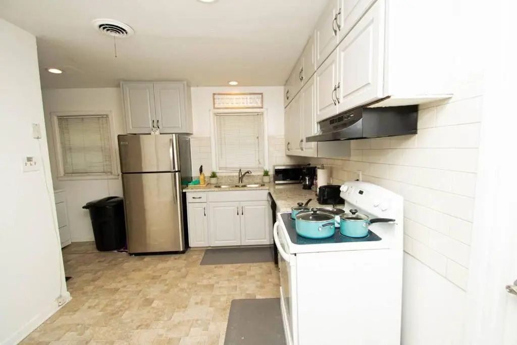 House - Sleeps 8 - Parking - Malls Close