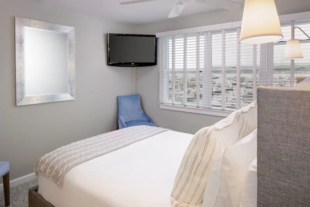 Inn at Harbor Hill Marina