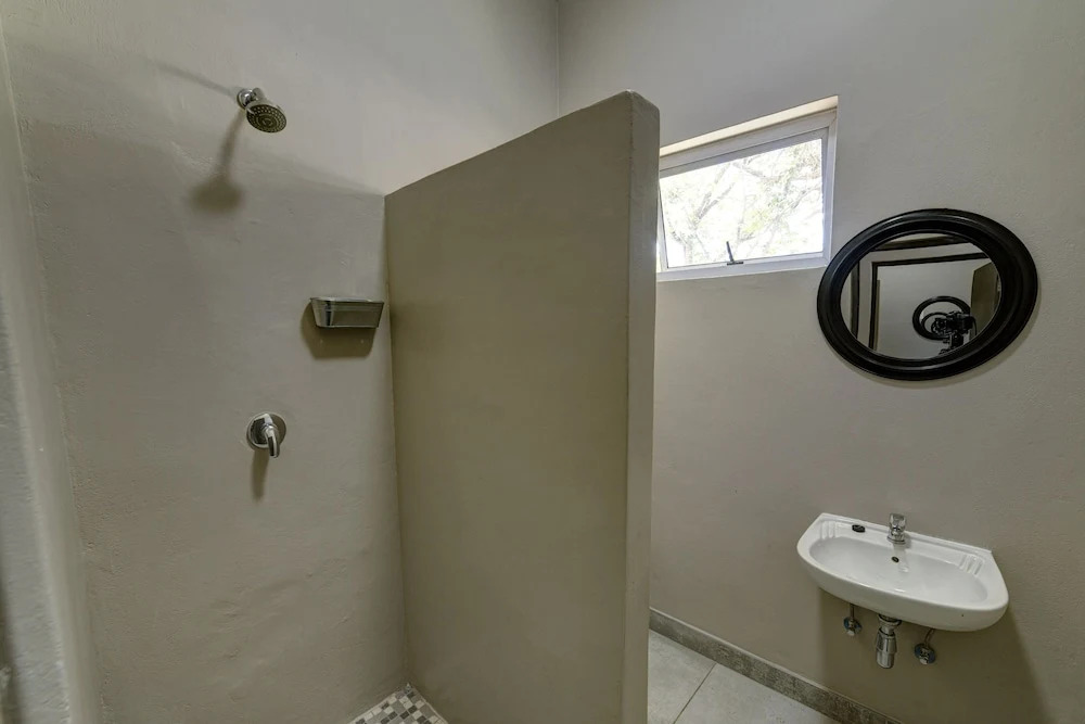 Naankuse Travellers Inn - Hostel