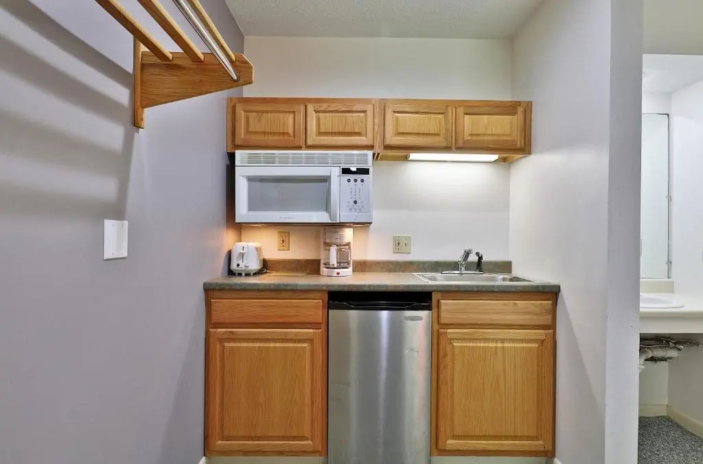 Cedarbrook Queen Studio 107