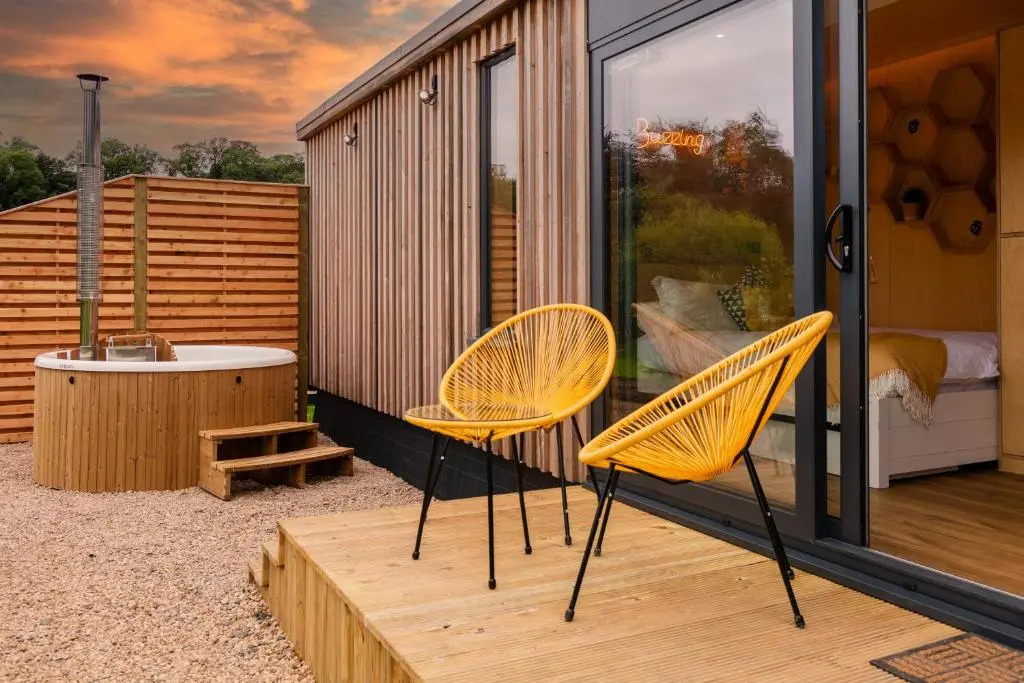 The Birdbox - Unique Hot Tub Cabin in Millport